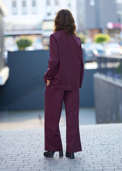 Śliwkowe spodnie damskie z prostą nogawką i wysokim stanem, zapinane na duży ozdobny guzik, wykonane z miękkiej, eleganckiej tkaniny