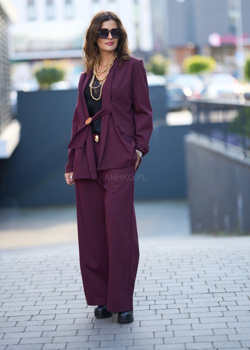 Śliwkowe spodnie damskie z prostą nogawką i wysokim stanem, zapinane na duży ozdobny guzik, wykonane z miękkiej, eleganckiej tkaniny