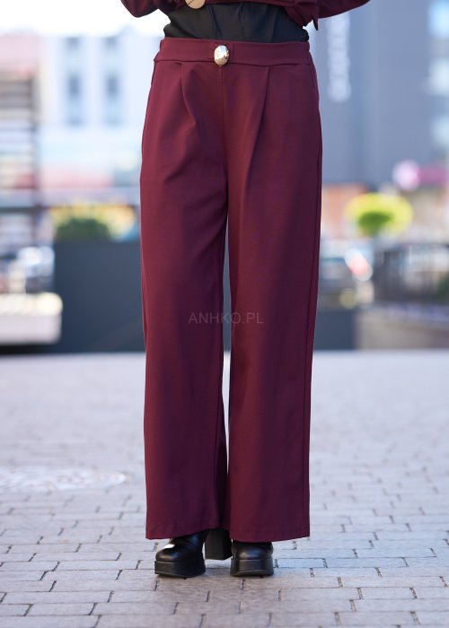 Śliwkowe spodnie damskie z prostą nogawką i wysokim stanem, zapinane na duży ozdobny guzik, wykonane z miękkiej, eleganckiej tkaniny