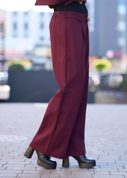 Śliwkowe spodnie damskie z prostą nogawką i wysokim stanem, zapinane na duży ozdobny guzik, wykonane z miękkiej, eleganckiej tkaniny