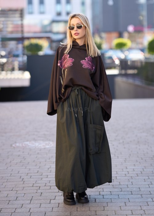 Ciemnozielona długa spódnica damska o luźnym fasonie z dużą kieszenią i troczkiem w pasie, wykonana z naturalnego materiału