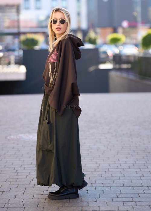 Ciemnozielona długa spódnica damska o luźnym fasonie z dużą kieszenią i troczkiem w pasie, wykonana z naturalnego materiału