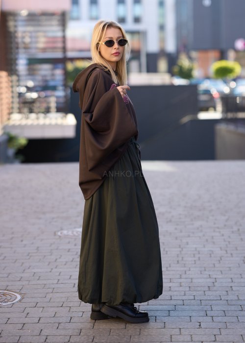 Ciemnozielona długa spódnica damska o luźnym fasonie z dużą kieszenią i troczkiem w pasie, wykonana z naturalnego materiału