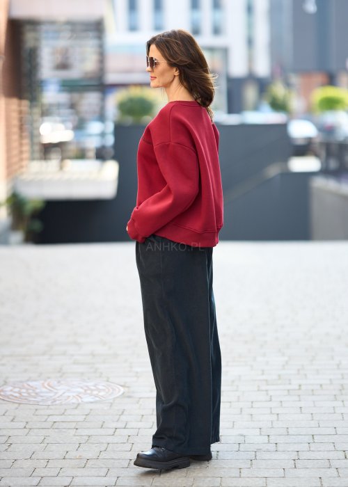 Damska bluza w kolorze burgundowym z długim rękawem i okrągłym dekoltem, o luźnym kroju w stylu casual