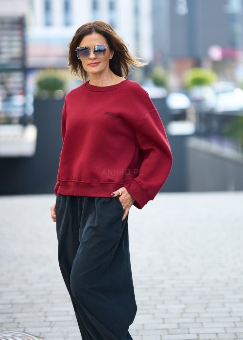 Damska bluza w kolorze burgundowym z długim rękawem i okrągłym dekoltem, o luźnym kroju w stylu casual