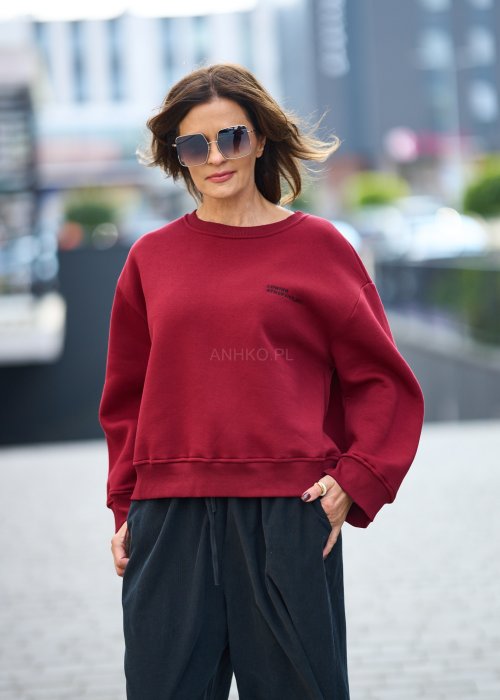 Damska bluza w kolorze burgundowym z długim rękawem i okrągłym dekoltem, o luźnym kroju w stylu casual