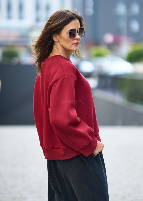 Damska bluza w kolorze burgundowym z długim rękawem i okrągłym dekoltem, o luźnym kroju w stylu casual
