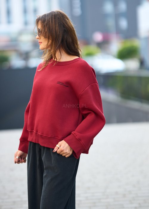 Damska bluza w kolorze burgundowym z długim rękawem i okrągłym dekoltem, o luźnym kroju w stylu casual