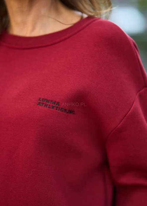 Damska bluza w kolorze burgundowym z długim rękawem i okrągłym dekoltem, o luźnym kroju w stylu casual