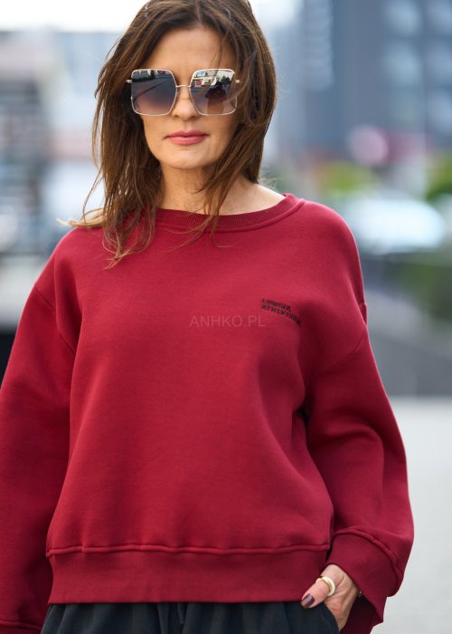 Damska bluza w kolorze burgundowym z długim rękawem i okrągłym dekoltem, o luźnym kroju w stylu casual