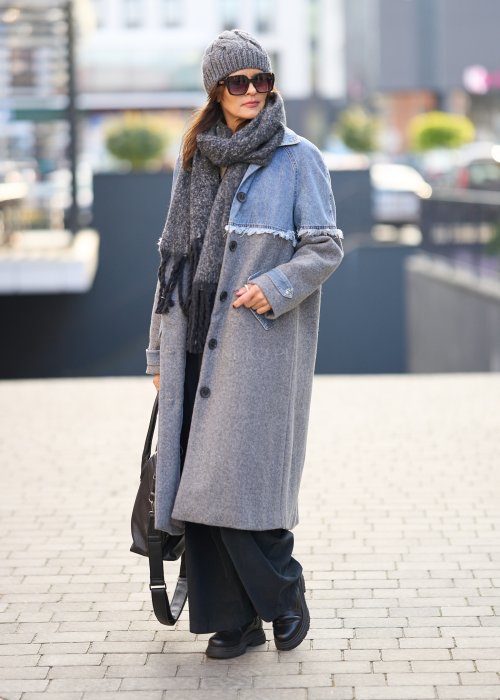 Damski długi płaszcz w odcieniach szarości z denimową wstawką i przetarciami, zapinany na guziki