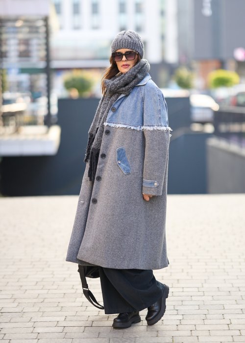 Damski długi płaszcz w odcieniach szarości z denimową wstawką i przetarciami, zapinany na guziki