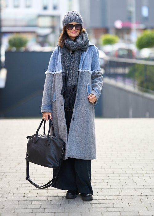 Damski długi płaszcz w odcieniach szarości z denimową wstawką i przetarciami, zapinany na guziki