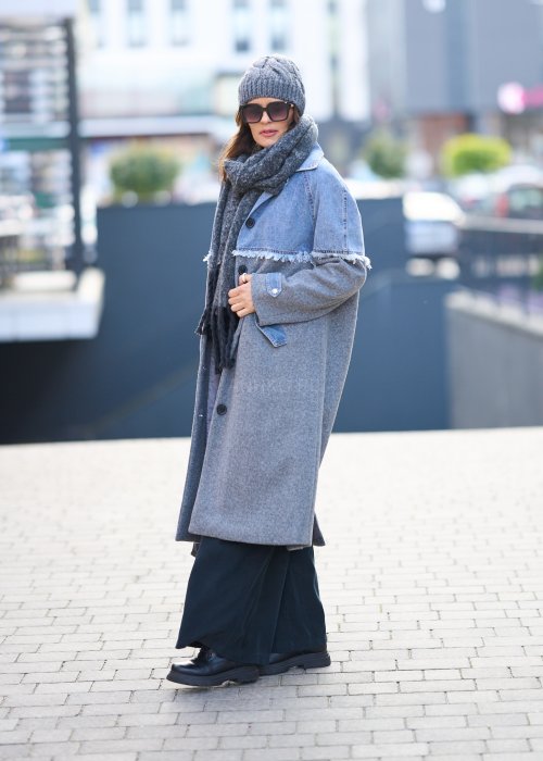 Damski długi płaszcz w odcieniach szarości z denimową wstawką i przetarciami, zapinany na guziki