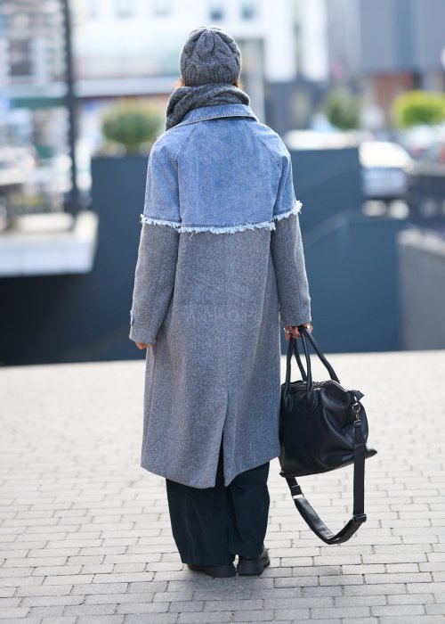 Damski długi płaszcz w odcieniach szarości z denimową wstawką i przetarciami, zapinany na guziki