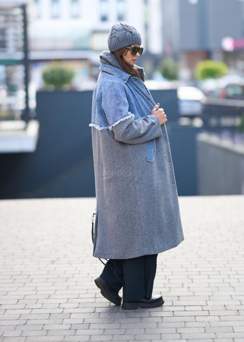 Damski długi płaszcz w odcieniach szarości z denimową wstawką i przetarciami, zapinany na guziki