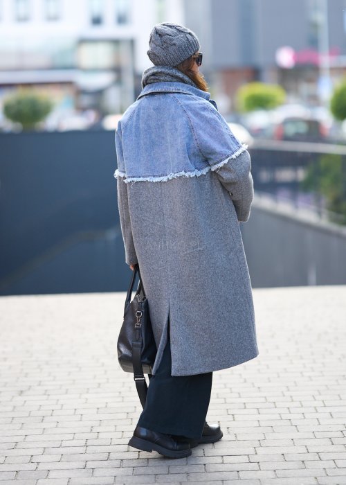 Damski długi płaszcz w odcieniach szarości z denimową wstawką i przetarciami, zapinany na guziki