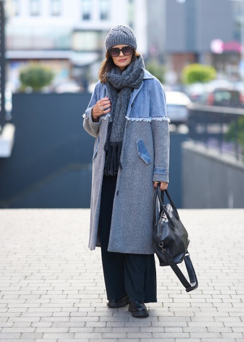 Damski długi płaszcz w odcieniach szarości z denimową wstawką i przetarciami, zapinany na guziki