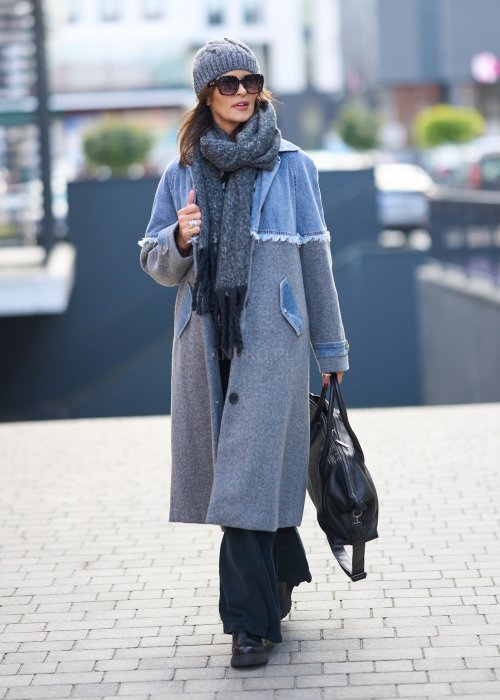 Damski długi płaszcz w odcieniach szarości z denimową wstawką i przetarciami, zapinany na guziki