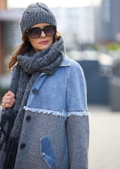 Damski długi płaszcz w odcieniach szarości z denimową wstawką i przetarciami, zapinany na guziki