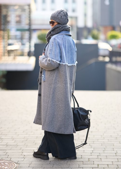 Damski długi płaszcz w odcieniach szarości z denimową wstawką i przetarciami, zapinany na guziki