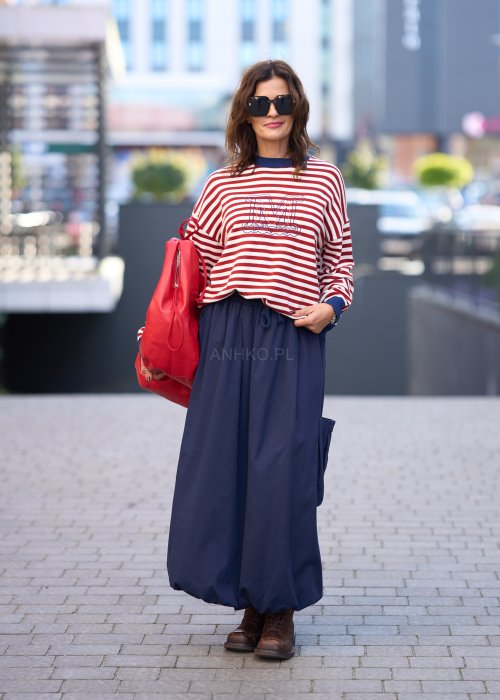 Granatowa spódnica maxi o luźnym, balonowym kroju z dużą kieszenią po boku i elastycznym pasem, wykonana z lekkiego materiału o matowym wykończeniu