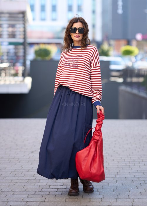 Granatowa spódnica maxi o luźnym, balonowym kroju z dużą kieszenią po boku i elastycznym pasem, wykonana z lekkiego materiału o matowym wykończeniu