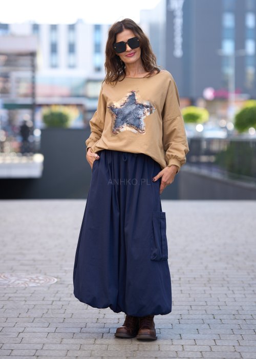 Granatowa spódnica maxi o luźnym, balonowym kroju z dużą kieszenią po boku i elastycznym pasem, wykonana z lekkiego materiału o matowym wykończeniu