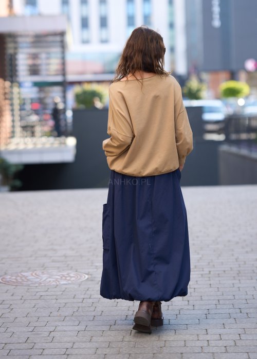 Granatowa spódnica maxi o luźnym, balonowym kroju z dużą kieszenią po boku i elastycznym pasem, wykonana z lekkiego materiału o matowym wykończeniu