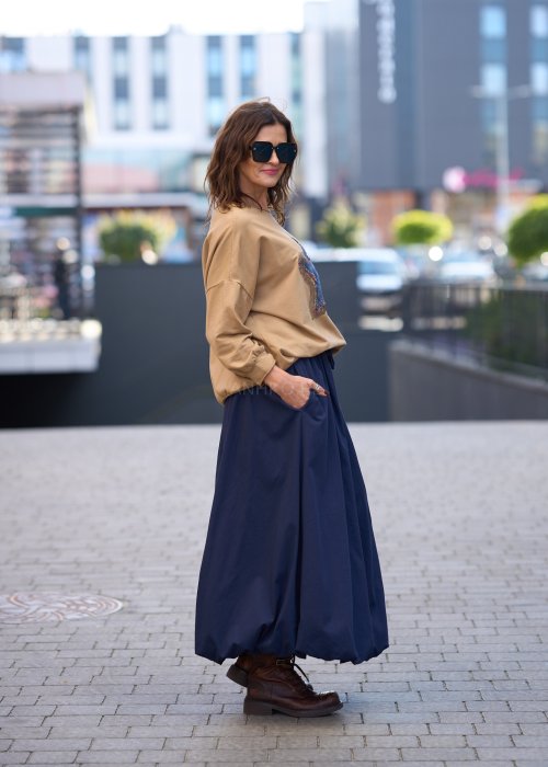 Granatowa spódnica maxi o luźnym, balonowym kroju z dużą kieszenią po boku i elastycznym pasem, wykonana z lekkiego materiału o matowym wykończeniu