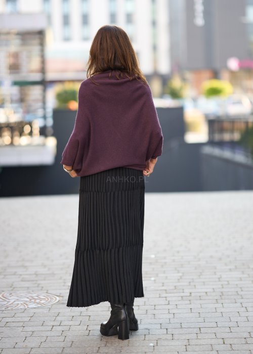 Sweter oversize w kolorze śliwkowym z szerokim kołnierzem typu komin i luźnym krojem poncza. Model w miejskiej stylizacji z eleganckim, otulającym fasonem.