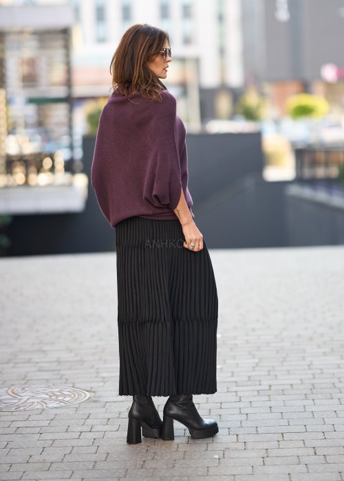 Sweter oversize w kolorze śliwkowym z szerokim kołnierzem typu komin i luźnym krojem poncza. Model w miejskiej stylizacji z eleganckim, otulającym fasonem.