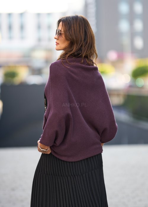Sweter oversize w kolorze śliwkowym z szerokim kołnierzem typu komin i luźnym krojem poncza. Model w miejskiej stylizacji z eleganckim, otulającym fasonem.
