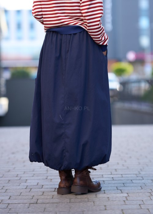 Granatowa spódnica maxi o luźnym, balonowym kroju z dużą kieszenią po boku i elastycznym pasem, wykonana z lekkiego materiału o matowym wykończeniu