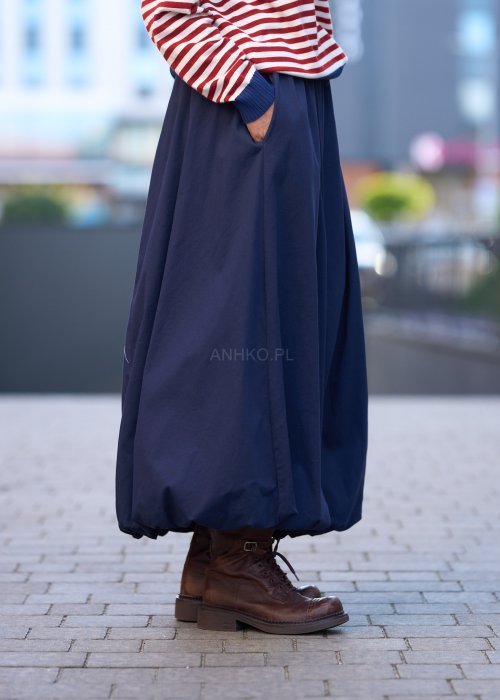 Granatowa spódnica maxi o luźnym, balonowym kroju z dużą kieszenią po boku i elastycznym pasem, wykonana z lekkiego materiału o matowym wykończeniu