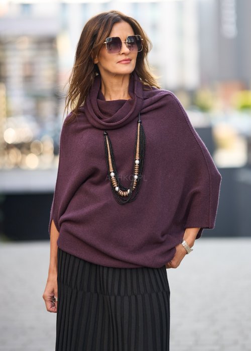 Sweter oversize w kolorze śliwkowym z szerokim kołnierzem typu komin i luźnym krojem poncza. Model w miejskiej stylizacji z eleganckim, otulającym fasonem.