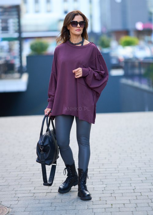 luźną bluzkę oversize w kolorze ciemnej śliwki