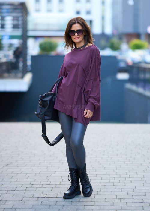 luźną bluzkę oversize w kolorze ciemnej śliwki