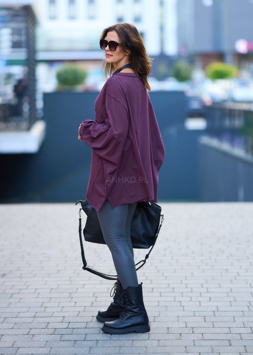luźną bluzkę oversize w kolorze ciemnej śliwki