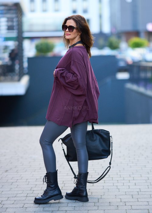 luźną bluzkę oversize w kolorze ciemnej śliwki