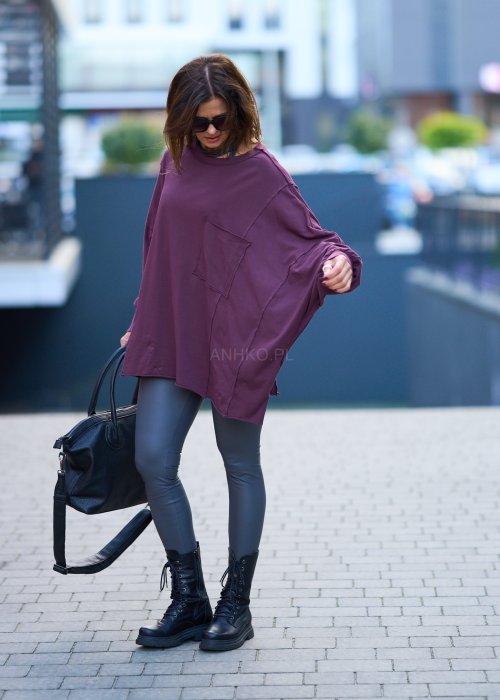 luźną bluzkę oversize w kolorze ciemnej śliwki