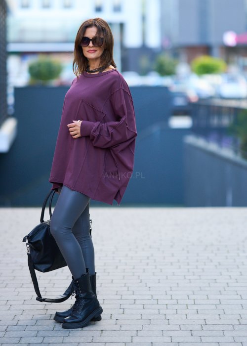luźną bluzkę oversize w kolorze ciemnej śliwki