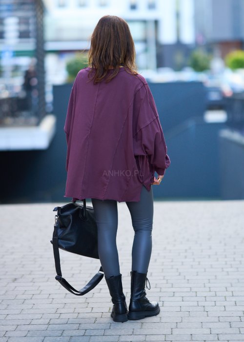 luźną bluzkę oversize w kolorze ciemnej śliwki