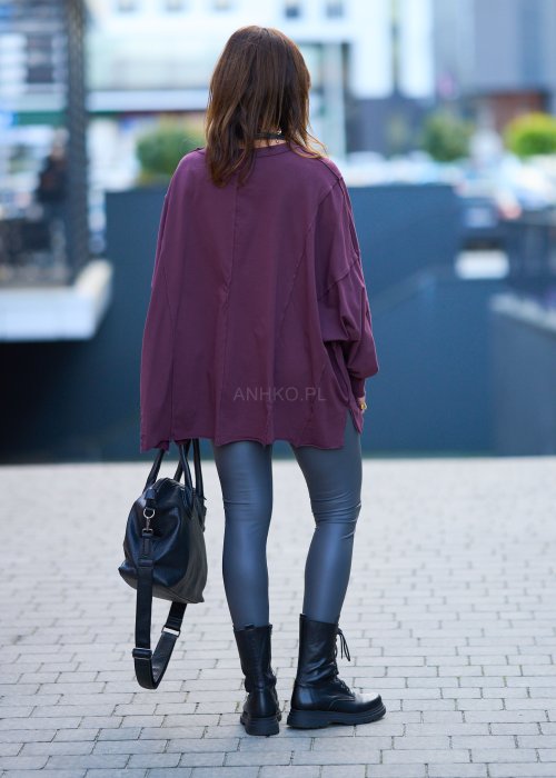 luźną bluzkę oversize w kolorze ciemnej śliwki