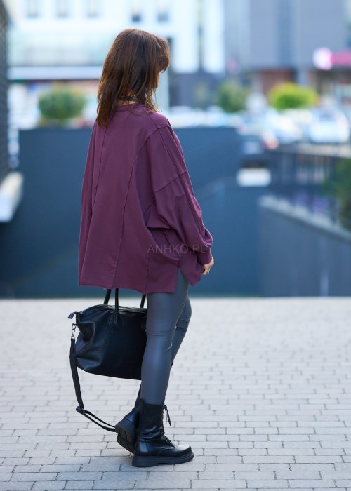 luźną bluzkę oversize w kolorze ciemnej śliwki
