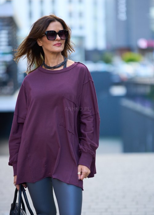 luźną bluzkę oversize w kolorze ciemnej śliwki