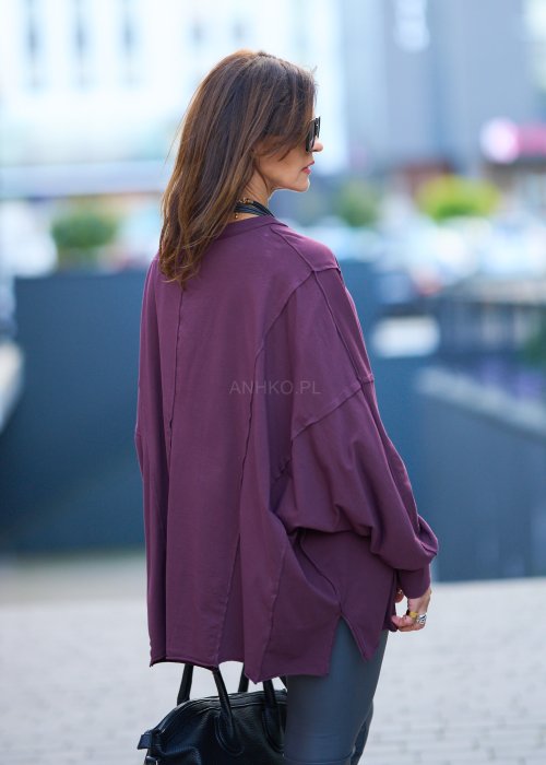 luźną bluzkę oversize w kolorze ciemnej śliwki