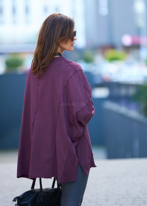 luźną bluzkę oversize w kolorze ciemnej śliwki