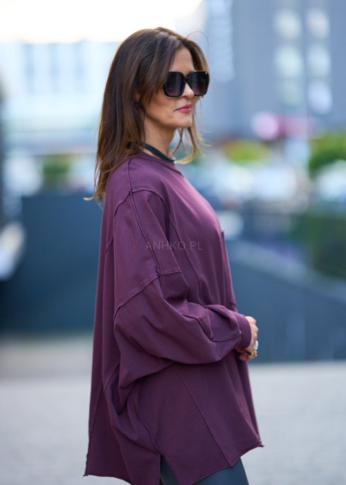 luźną bluzkę oversize w kolorze ciemnej śliwki