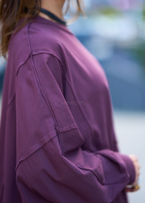 luźną bluzkę oversize w kolorze ciemnej śliwki